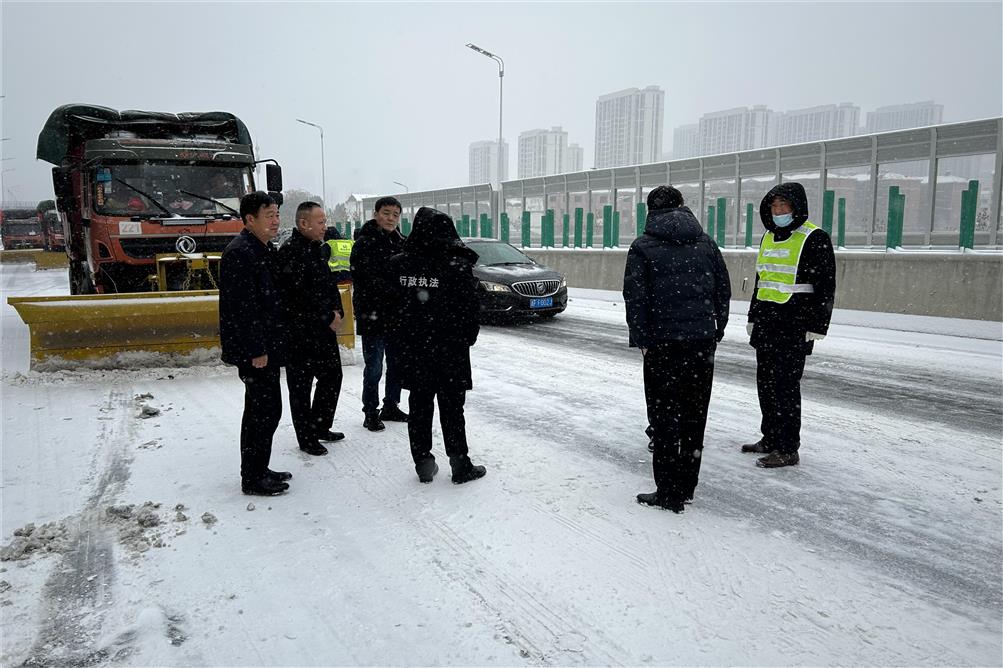 交通實(shí)業(yè)徹夜奮戰(zhàn)，除雪融冰保暢行